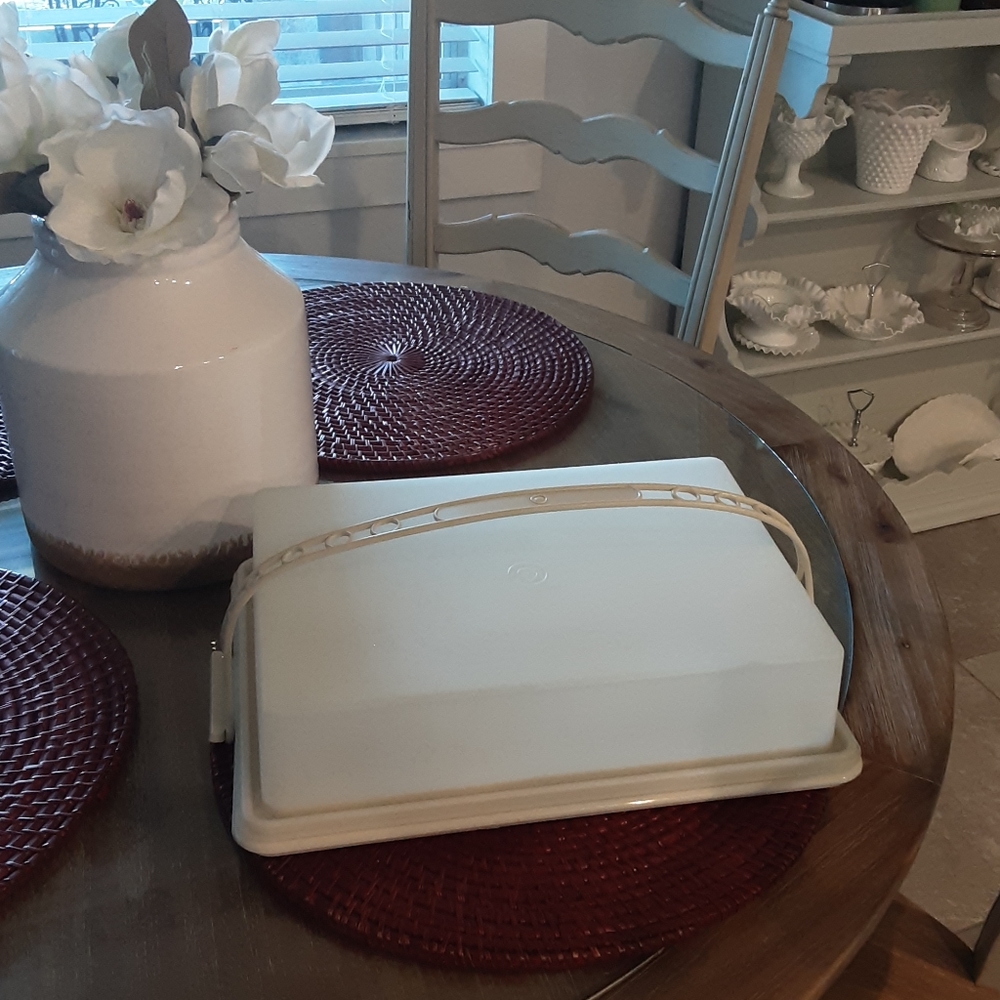 VINTAGE TUPPERWARE CAKE STORE & GO